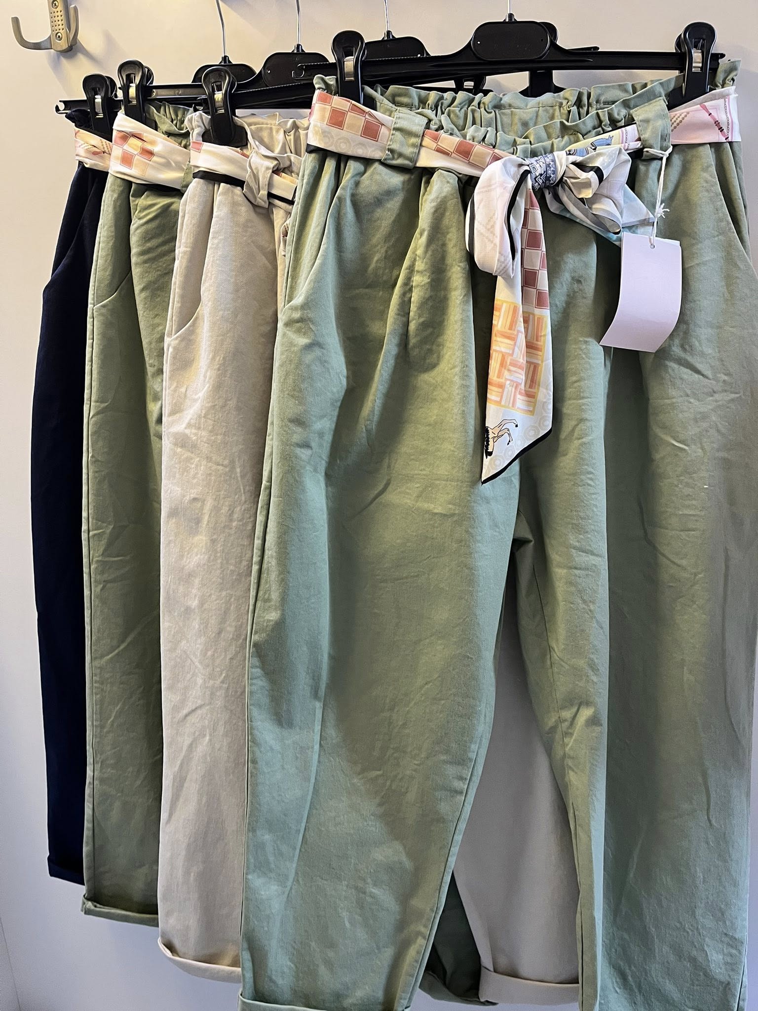 Stojak z ubraniami w butiku